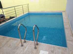 Seasonal outdoor pool, pool umbrellas, sun loungers - House Beba (Vinodol)