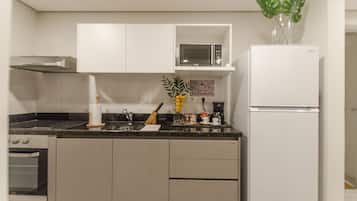 Apartemen Desain | Dapur pribadi | Lemari es besar, microwave, oven, dan kompor
