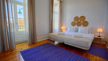 Espacio para trabajar con laptop y cortinas blackout