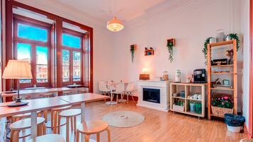 Ein gemütliches Zimmer mit Kamin, Holzmöbeln und einer Bücherwand.