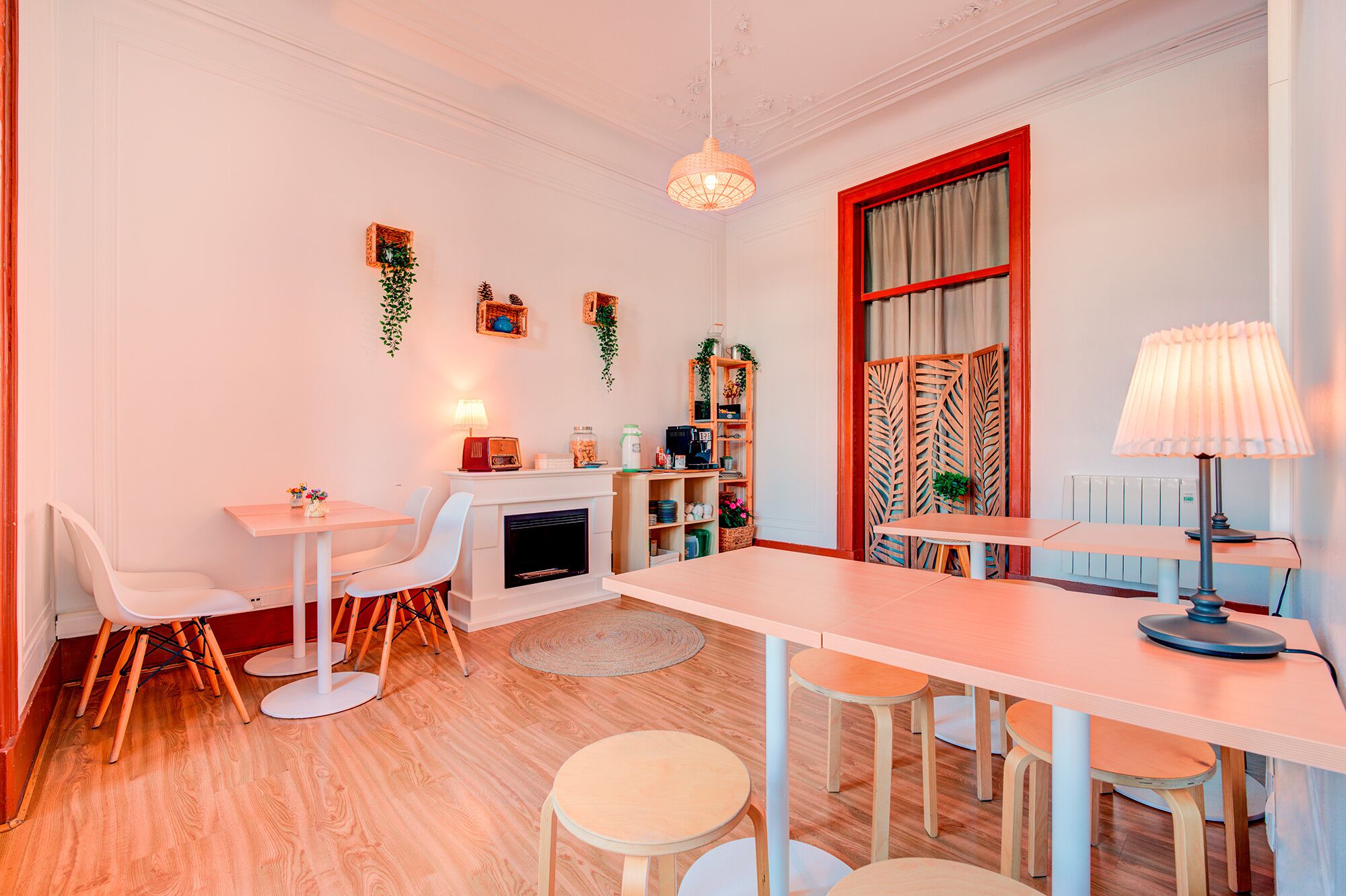 Une cuisine moderne avec des meubles blancs, un îlot central et un coin repas comprenant une longue table et des chaises.
