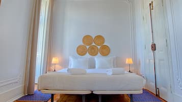 Camera Deluxe con letto matrimoniale o 2 letti singoli, bagno condiviso | Postazione laptop, tende oscuranti, ferro/asse da stiro, Wi-Fi gratuito