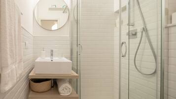 Romantische Loft | Badezimmer | Dusche, Regendusche, kostenlose Toilettenartikel, Haartrockner