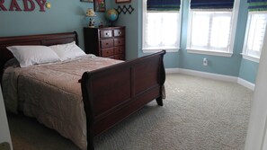 6 bedrooms, desk, iron/ironing board, free WiFi