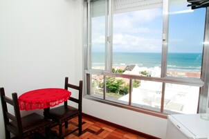 Quarto panorâmico | Frigobar, Wi-Fi de cortesia, roupa de cama