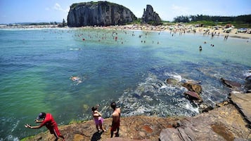 Una playa cerca, arena blanca