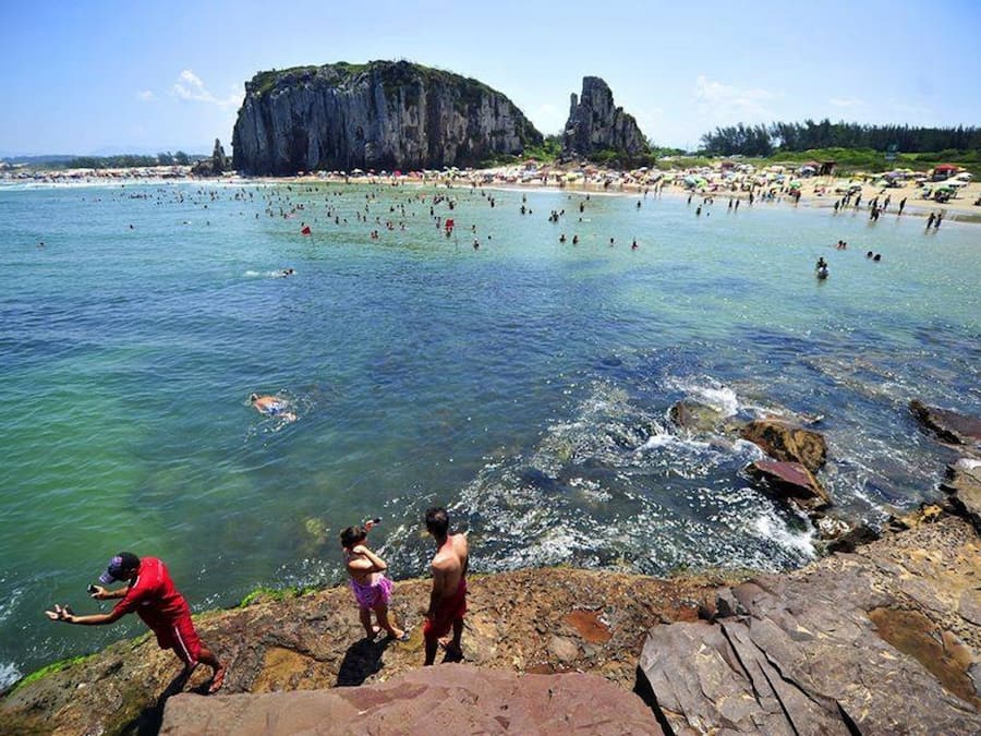 Playa en los alrededores y playa de arena blanca