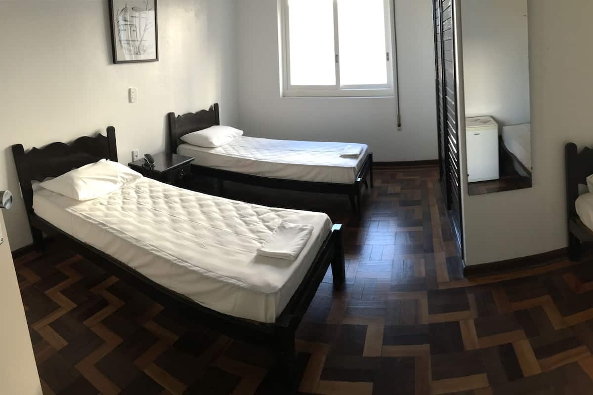 Een minibar, gratis wifi, beddengoed
