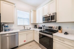 Full-sized fridge, oven, stovetop, dishwasher