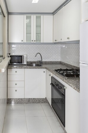 Geladeira, micro-ondas, fogão, cooktop