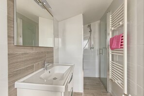 Dusche, Haartrockner, Handtücher, Seife