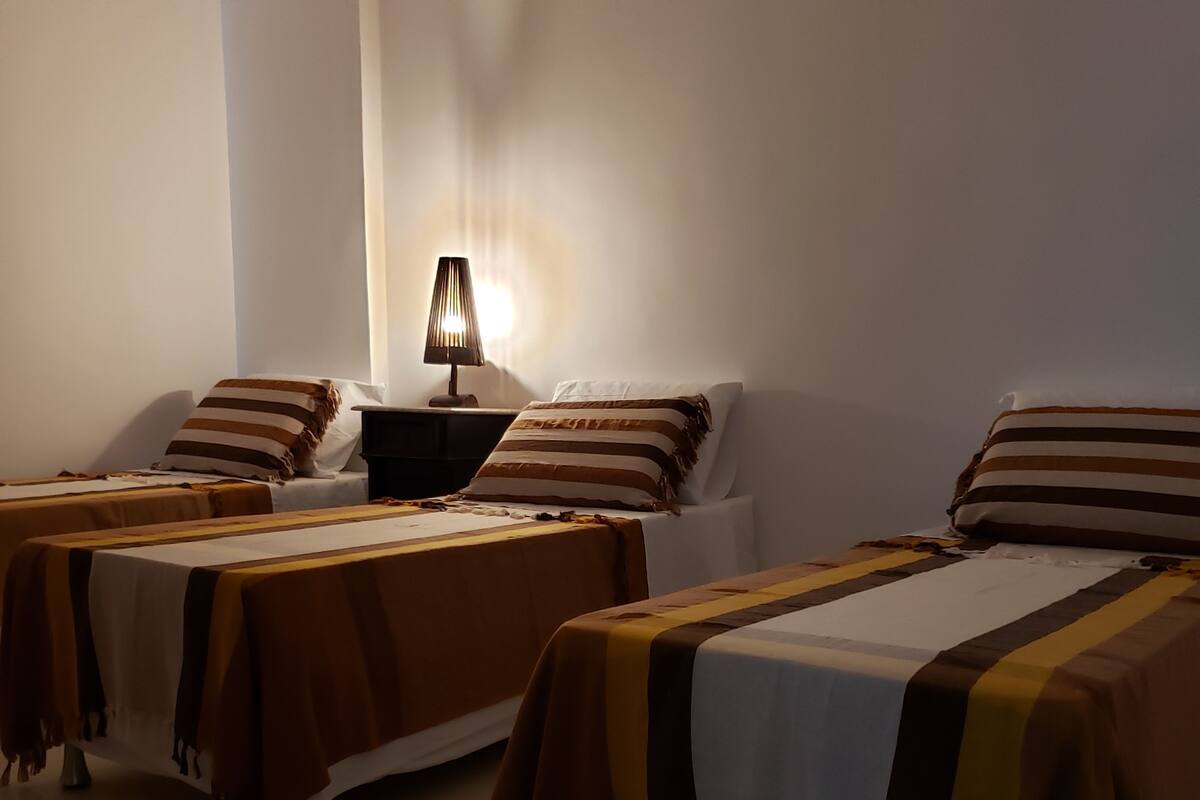 Dreibettzimmer (Beira Mar) | Verdunkelungsvorhänge, kostenloses WLAN, Bettwäsche