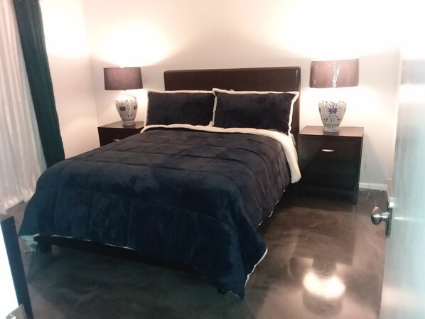 2 bedrooms, iron/ironing board, WiFi, bed sheets - Pretty plush and comfortable condo convenient to many amenities and activities (Glendale)