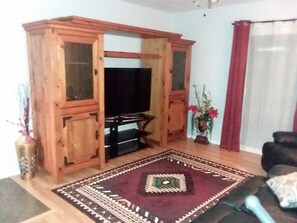 TV - Pretty plush and comfortable condo convenient to many amenities and activities (Glendale)