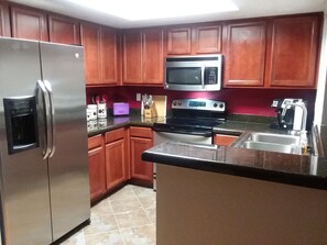 Fridge, microwave, oven, stovetop - Pretty plush and comfortable condo convenient to many amenities and activities (Glendale)