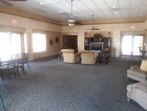 TV - Pretty plush and comfortable condo convenient to many amenities and activities (Glendale)