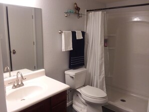 Een douche, een haardroger, handdoeken, toiletpapier