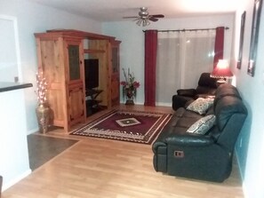 TV - Pretty plush and comfortable condo convenient to many amenities and activities (Glendale)