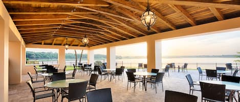 Utendørsbasseng, bassengparasoller og solsenger