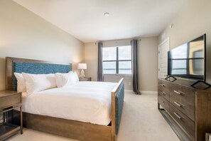 Sengetøy av topp kvalitet, senger med overmadrass og safe på rommet