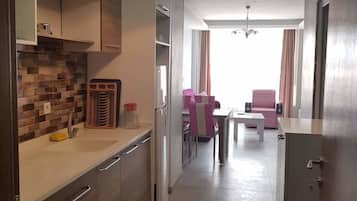 Departamento estándar | Cocineta privada | Refrigerador, horno, parrilla de estufa y utensilios de cocina