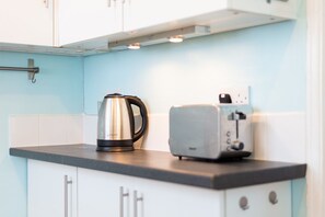 Full-sized fridge, microwave, oven, electric kettle - The Location (Swansea)