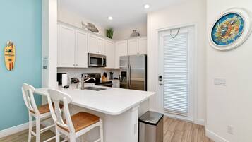 Refrigerador, horno, placa de cocina, lavavajillas