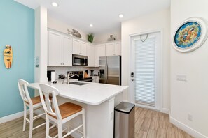 Réfrigérateur, four, plaque de cuisson, lave-vaisselle