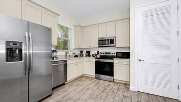 Fridge, oven, stovetop, dishwasher