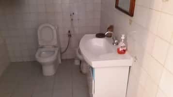 Chambre Double | Salle de bain | Ensemble douche/baignoire, serviettes fournies