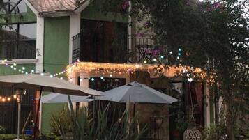 Vista frontal de la propiedad