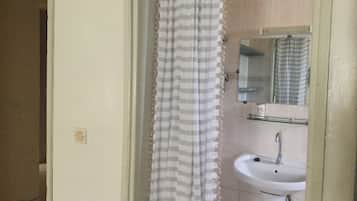 Regadera, toallas, papel de baño