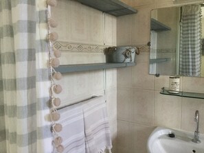 Ducha, toallas y papel higiénico