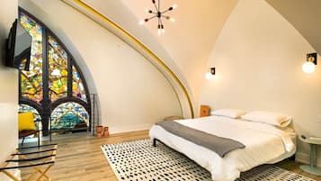 8 bedrooms, iron/ironing board, WiFi, bed sheets
