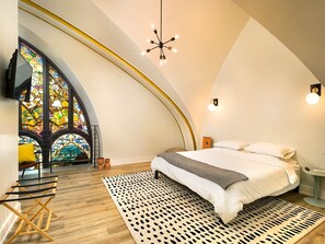 8 bedrooms, iron/ironing board, WiFi, bed sheets