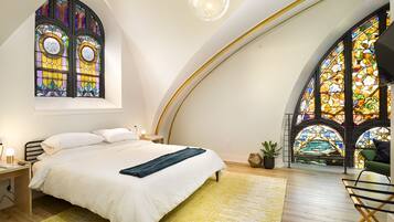 8 bedrooms, iron/ironing board, WiFi, bed sheets