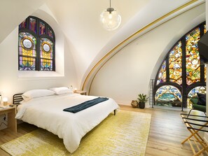 8 bedrooms, iron/ironing board, WiFi, bed sheets