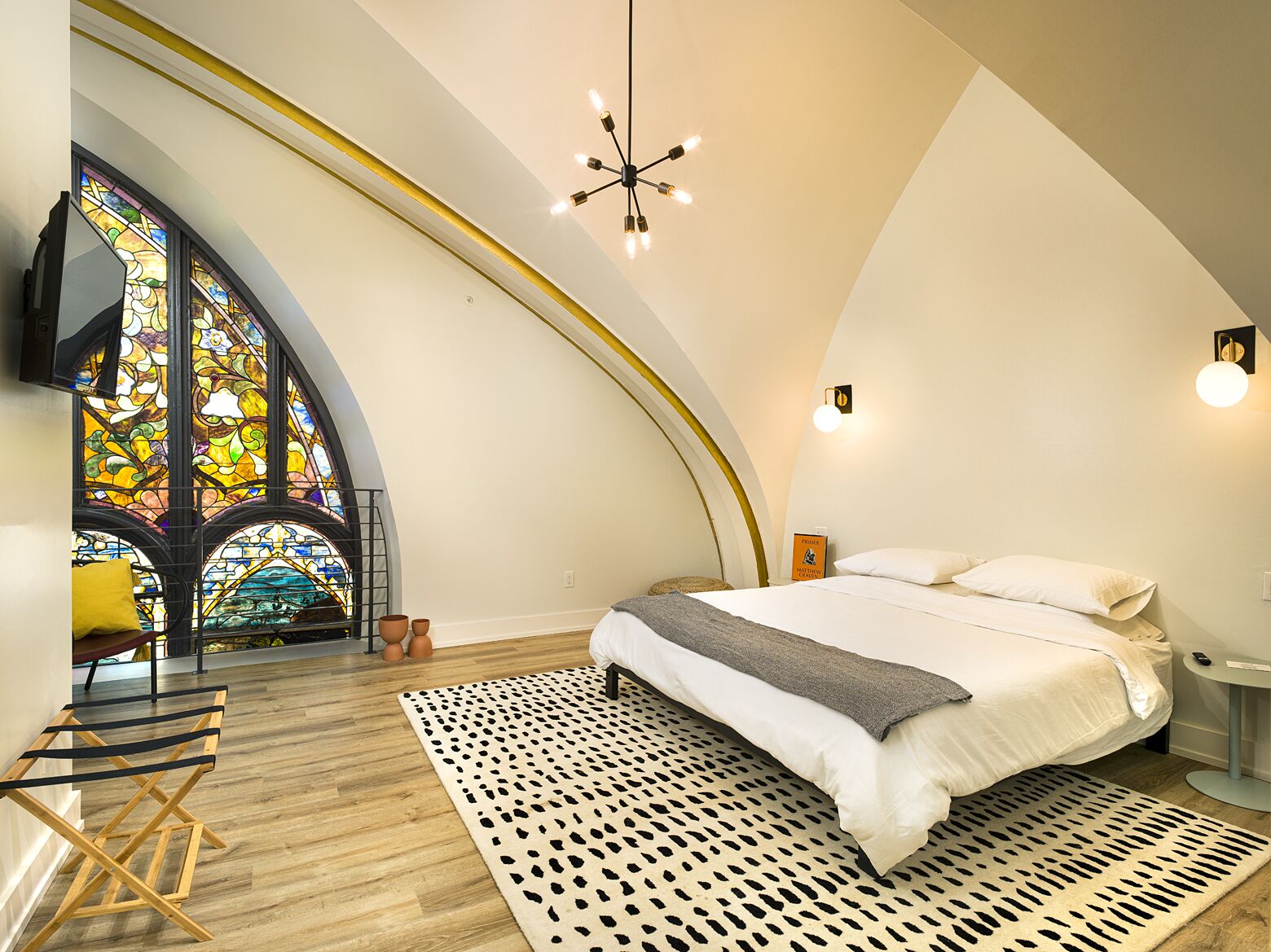 8 habitaciones, tabla de planchar con plancha, wifi y ropa de cama 