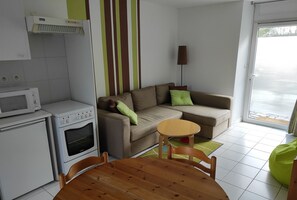 Căn hộ tiện nghi đơn giản | Bếp riêng | Bếp nấu, ấm điện, dụng cụ nấu nướng/bát dĩa/dao nĩa