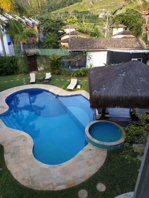 Utendørsbasseng og et oppvarmet basseng