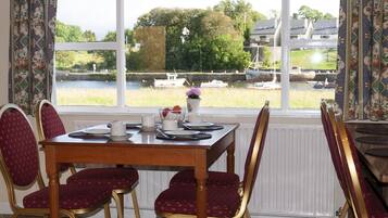 Desayuno (con cargo)