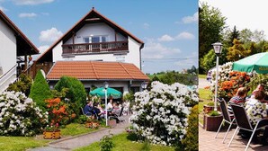 Ein Gebäude mit Balkon, Garten mit Blumen und Außenbereich mit Sitzgelegenheiten.