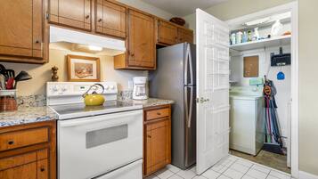 冰箱、微波炉、烤箱、炉灶