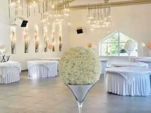 Comfort Double Room, Ensuite, Canal View | Restaurant - Pavillon Fani (Thiers)