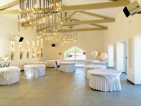 Comfort Double Room, Ensuite, Canal View | Restaurant