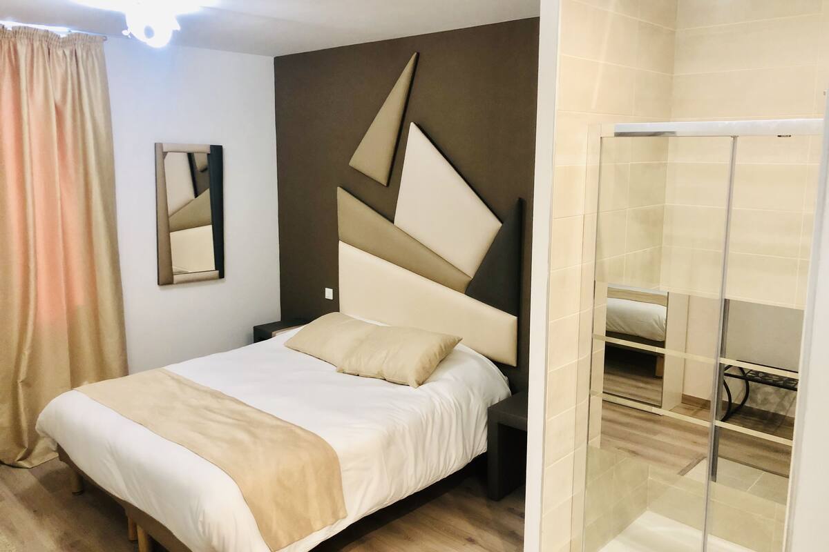 Chambre Confort double, salle de bain attenante, vue sur le canal | 1 chambre