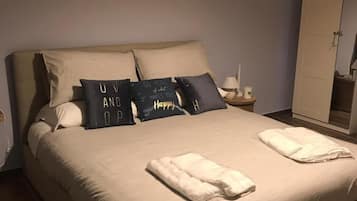 Minibar, wifi gratis y ropa de cama