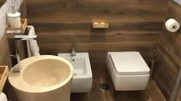 Regadera, amenidades de baño gratuitas, secadora de cabello, bidet