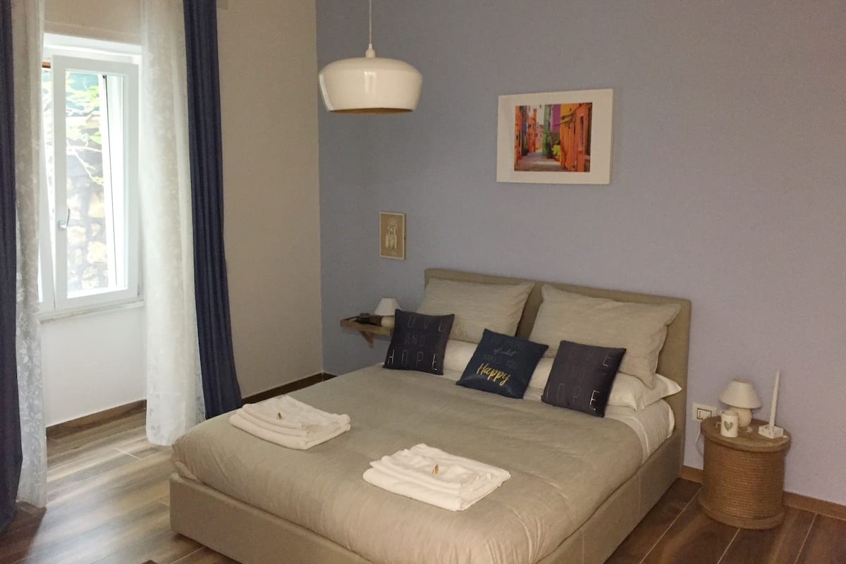 Minibar, free WiFi, bed sheets
