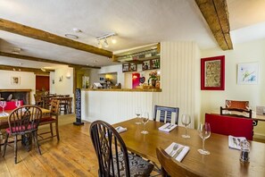 Bao gồm bữa sáng đầy đủ hàng ngày 